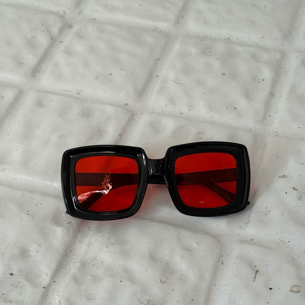 ⋆｡˚✩ Red Lens Square Sunglasses ✩˚｡⋆ - Picture 4 of 4